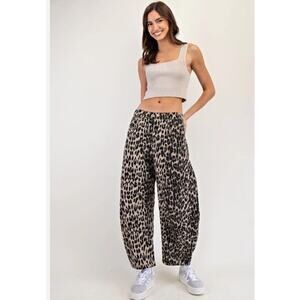 Eesome Leopard Print Barrel Jeans Size Large